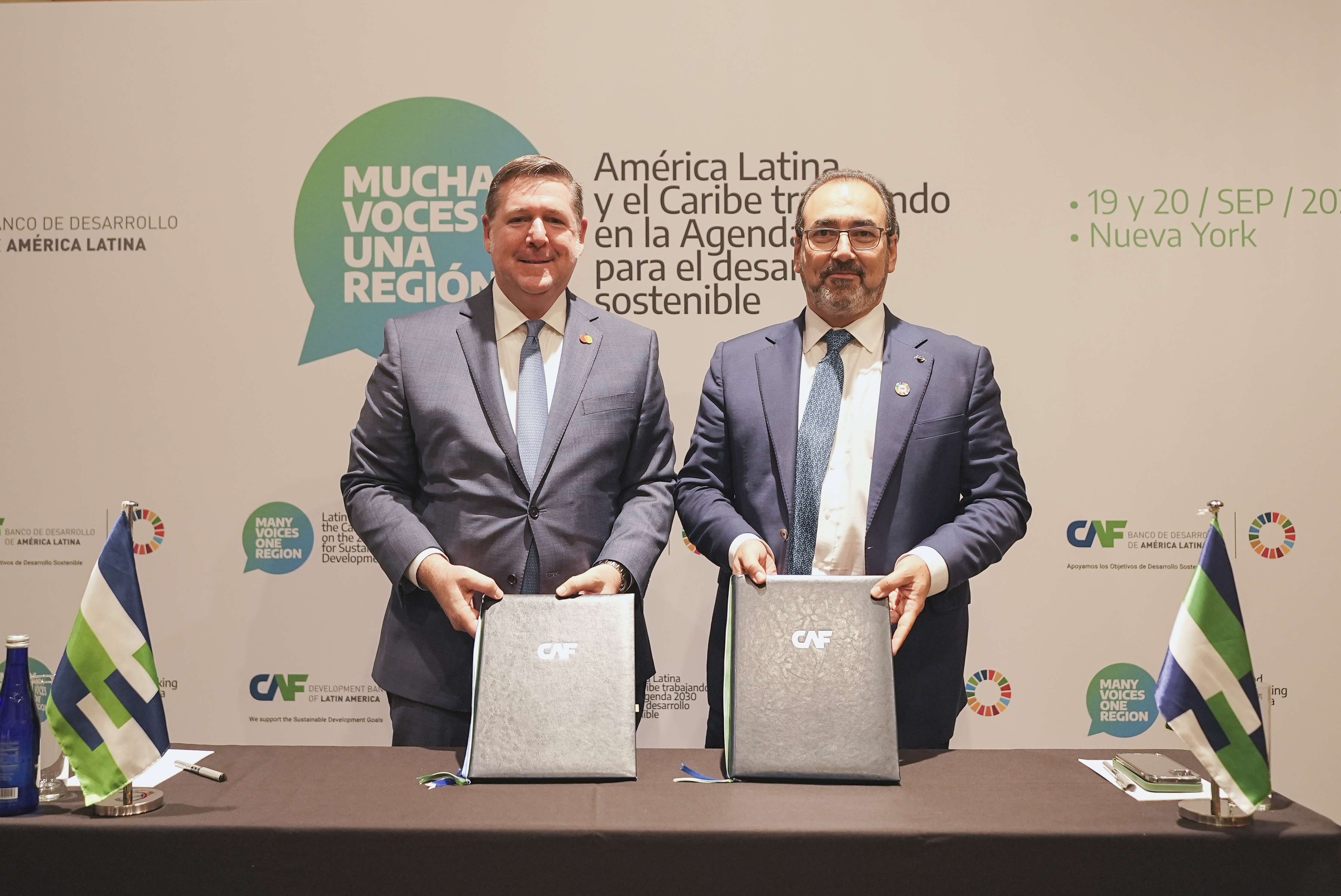 Darren Ware, Vicepresidente Senior de Relaciones con Gobierno de Mastercard para Latinoamérica y el Caribe, y Sergio Díaz-Granados, Presidente Ejecutivo de CAF