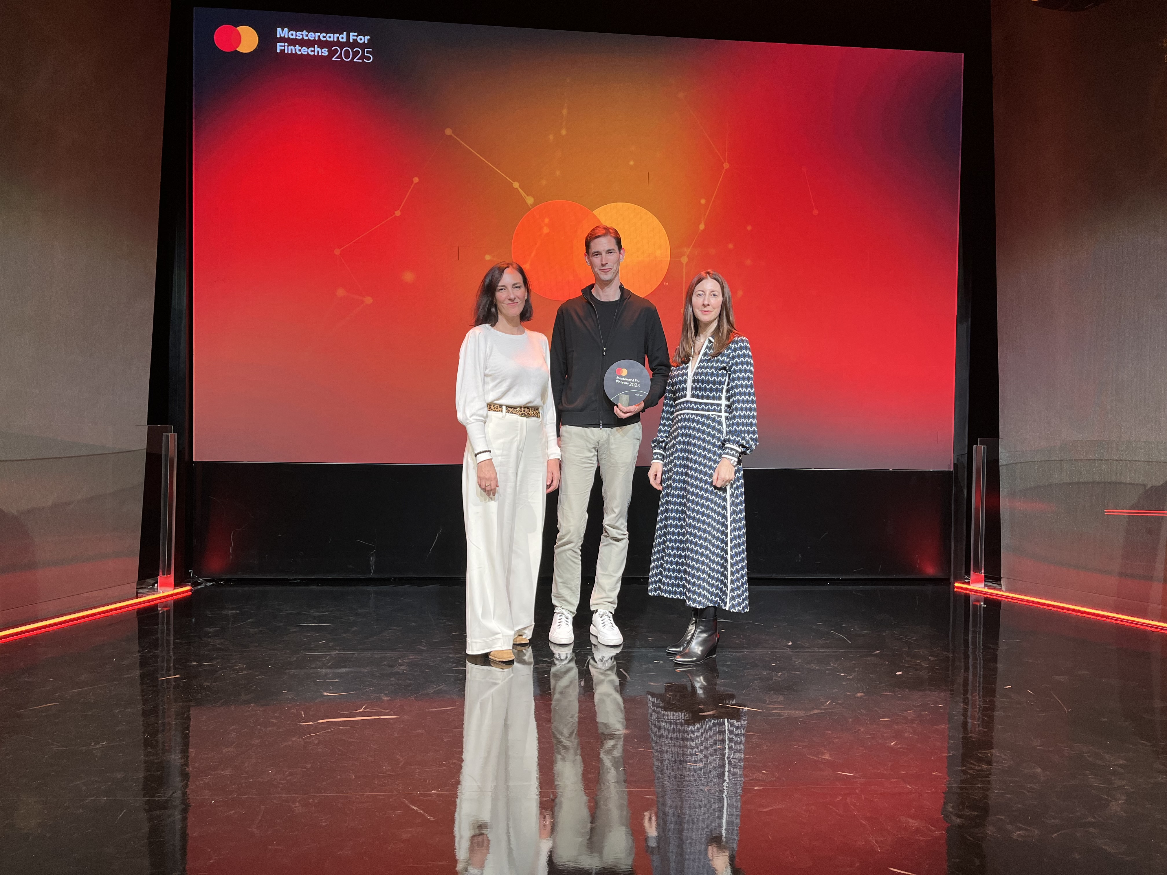 (Da esquerda para a direita: Paloma Real, Presidente da Western Europe Division da Mastercard; Hugo Leijtens, Co-founder and Chief Strategy Officer na Cense; e Kelly Devine, Presidente da Mastercard in Europe)