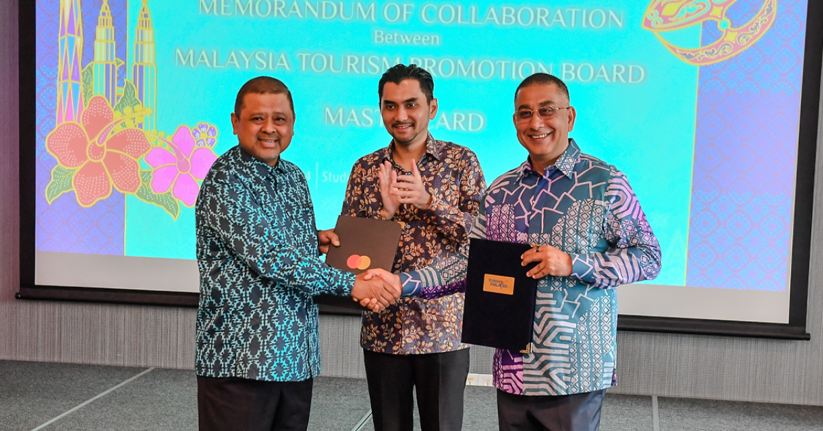 (L-R): Mr. Manoharan Periasamy, Director General, Tourism Malaysia, and YB Tuan Khairul Firdaus Akbar Khan, Deputy Minister of Tourism, Arts & Culture Malaysia with Safdar Khan, Division President, Southeast Asia, Mastercard at the Memorandum of Collaboration (MOC) exchange ceremony between Tourism Malaysia and Mastercard.