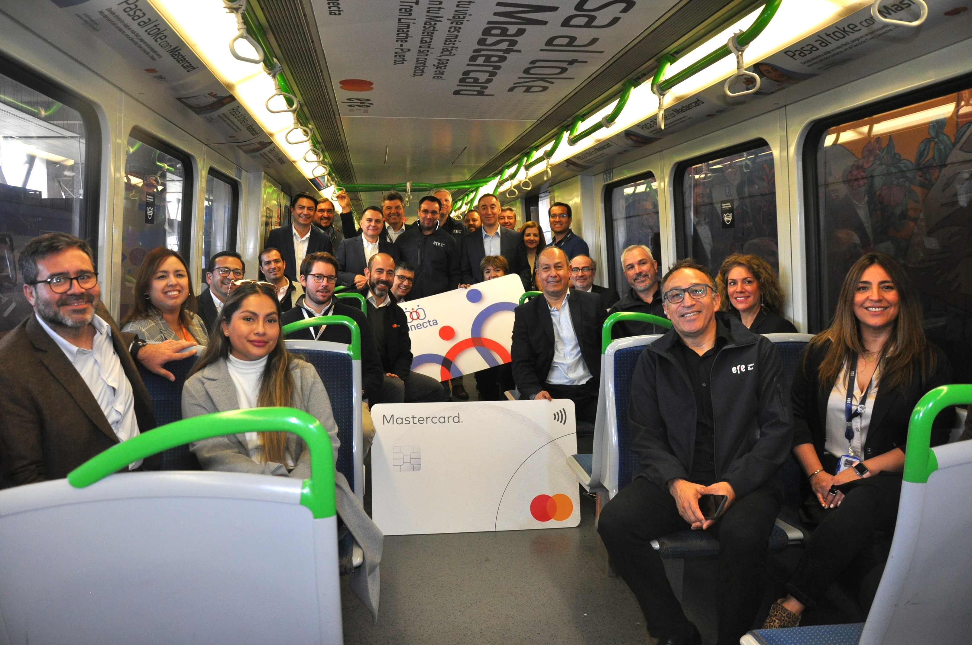 Representantes de la Empresa de Ferrocarriles del Estado (EFE) junto a Thiago Dias, Country Manager de Mastercard en Chile y Nicolás Costa, Director de Soluciones para Gobierno, Latinoamérica y el Caribe de Mastercard.