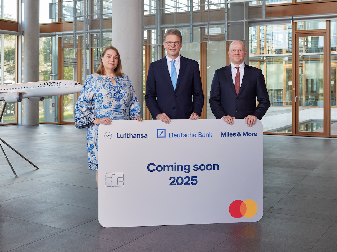 Neue Partnerschaft: Christina Foerster, Mitglied des Vorstandes der Deutschen Lufthansa AG, mit Christian Sewing, Vorstandsvorsitzender der Deutschen Bank, und Mastercard CEO Michael Miebach