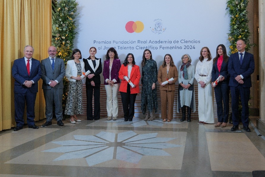 Foto de familia de Su Majestad la Reina Letizia; Ana Redondo García, ministra de Igualdad; Fran Martín Aguirre, delegado del Gobierno en Madrid; Carlos Marco Estellés, subsecretario del Ministerio de Ciencias, Innovación y Universidades; Paloma Real, presidenta de la División de Europa Occidental de Mastercard; Ana Crespo, presidenta de la Real Academia de las Ciencias, José María Fuster y las premiadas.