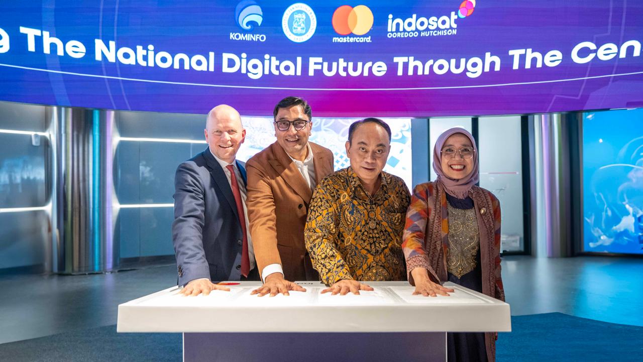 (L-R): Michael Miebach, CEO, Mastercard, Vikram Sinha, President Director and CEO, Indosat Ooredoo Hutchison, Budi Arie Setiadi, Minister of Communication and Information Technology of Republic Indonesia, Dr. Eng. Gusti Ayu Putri Saptawati Soekijo, Deputy Chancellor for Resources, Bandung Institute of Technology