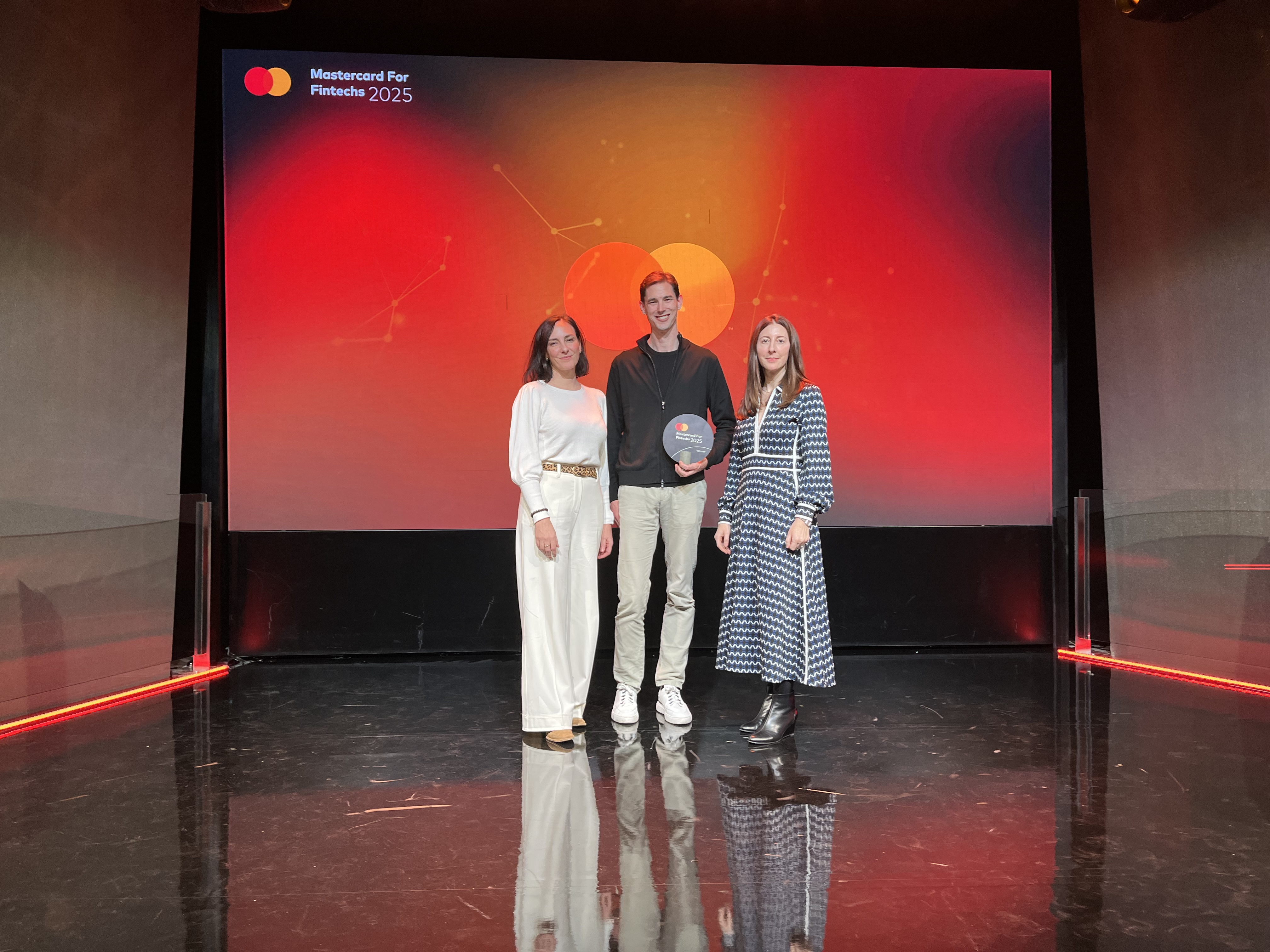 (De izquierda a derecha: Paloma Real, presidenta de la división de Europa Occidental de Mastercard; Hugo Leijtens, co-fundador y Chief Strategy Officer de Cense y Kelly Devine, presidenta de Mastercard en Europa) 