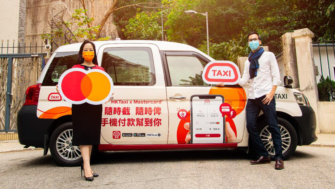 Mastercard 香港及澳門總經理陳一芳女士（圖左）及HKTaxi 聯合創辦人Kay Lui（圖右） 宣布合作推出「街車付款」功能，進一步推廣的士使用信用卡交易。
