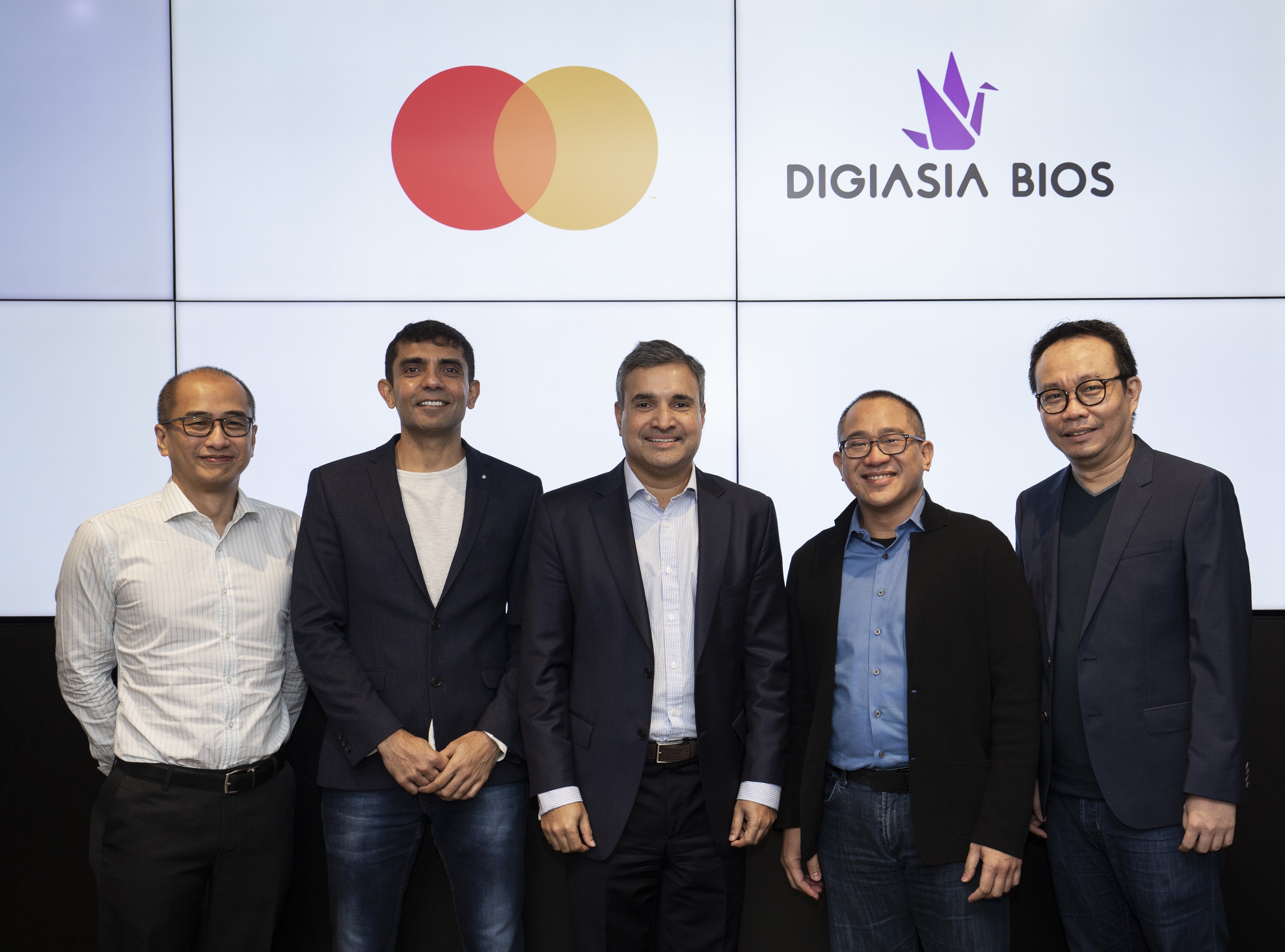From left to right : Chuah Teong Lee (General Counsel, Asia Pacific, Mastercard), Prashant Gokran (Co-Founder, Digiasia Bios), Ari Sarker (Co-President, Asia Pacific, Mastercard), Alexander Rusli (Co-Founder, Digiasia Bios), and Hendra Widjaja (Advisor, Digiasia Bios)