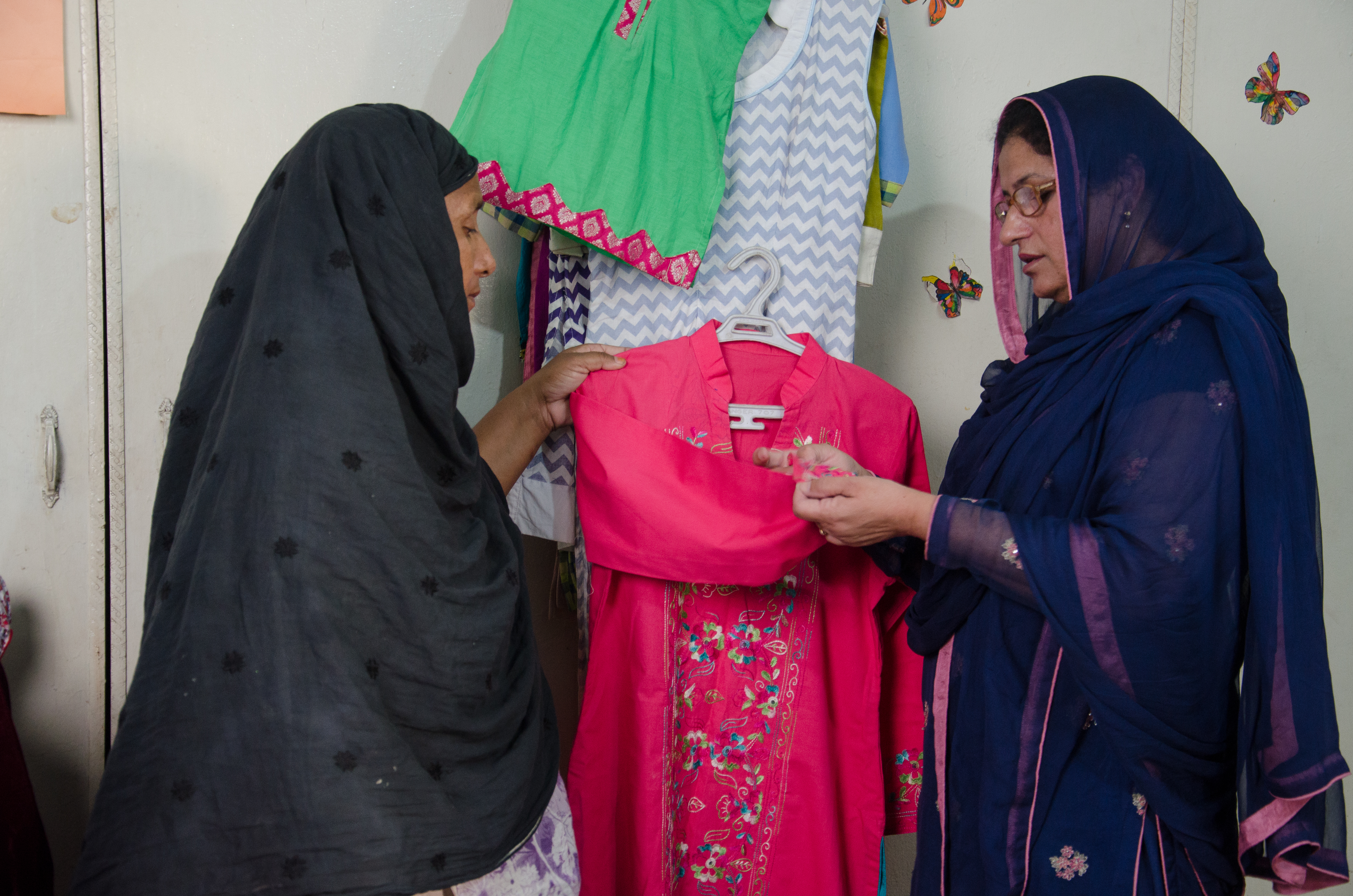 Tras la muerte de su marido, Saeeda Begum (derecha) abrió un negocio de ropa en Rawalpindi, India, para mantenerse a ella y a sus cuatro hijos, pero ni siquiera tenía una cuenta bancaria. Gracias a la formación en contabilidad y digitalización a través de CARE, la mayoría de sus desafíos ahora se resuelven con un solo clic, afirma. (Foto cortesía de CARE)