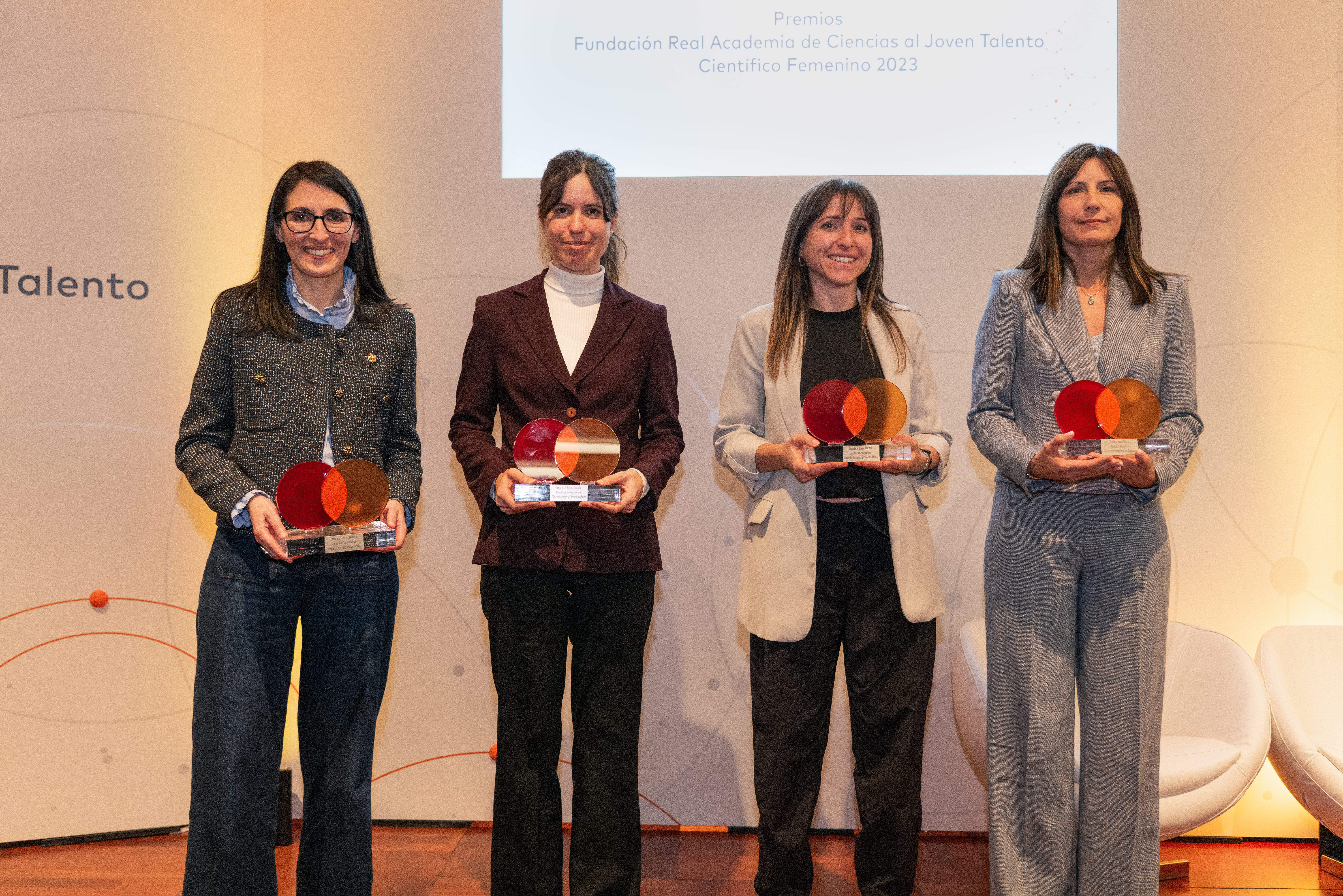 De izquierda a derecha: Rosa María Crujeiras Casais, ganadora en “Matemáticas”; Irene Valenzuela Agüí, ganadora en “Física y Química”; Blanca Ausín González, ganadora en “Biología y Geología” e Isabel Oller Alberola ganadora de “Ciencias Aplicadas a la Tecnología”.